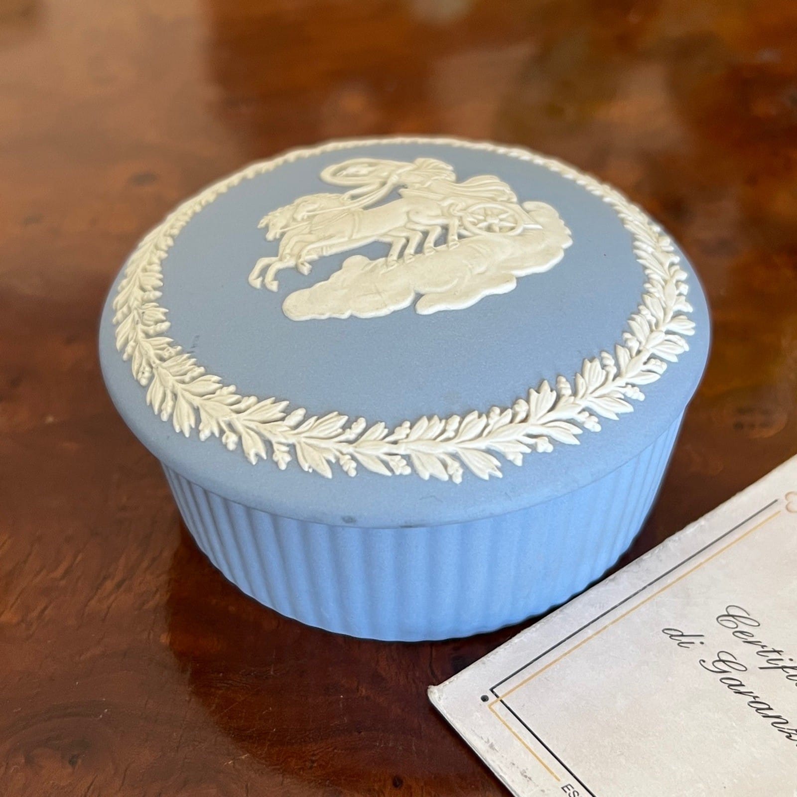 Scatola Portagioie rotonda in porcellana scatolina Wedgwood Celeste Vintage '70 Categoria  Vasi e Portafiori