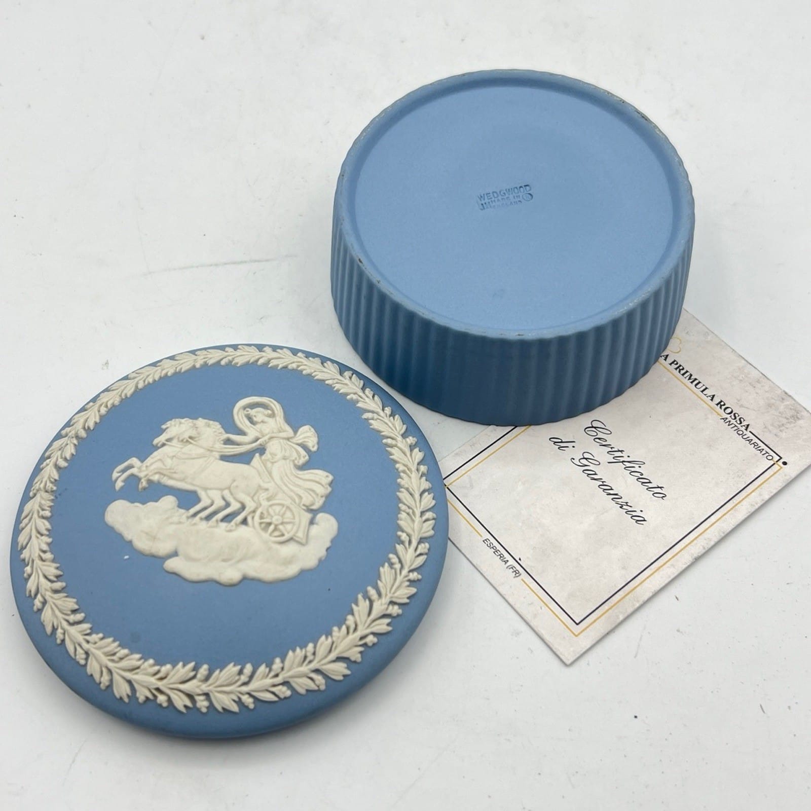 Scatola Portagioie rotonda in porcellana scatolina Wedgwood Celeste Vintage '70 Categoria  Vasi e Portafiori