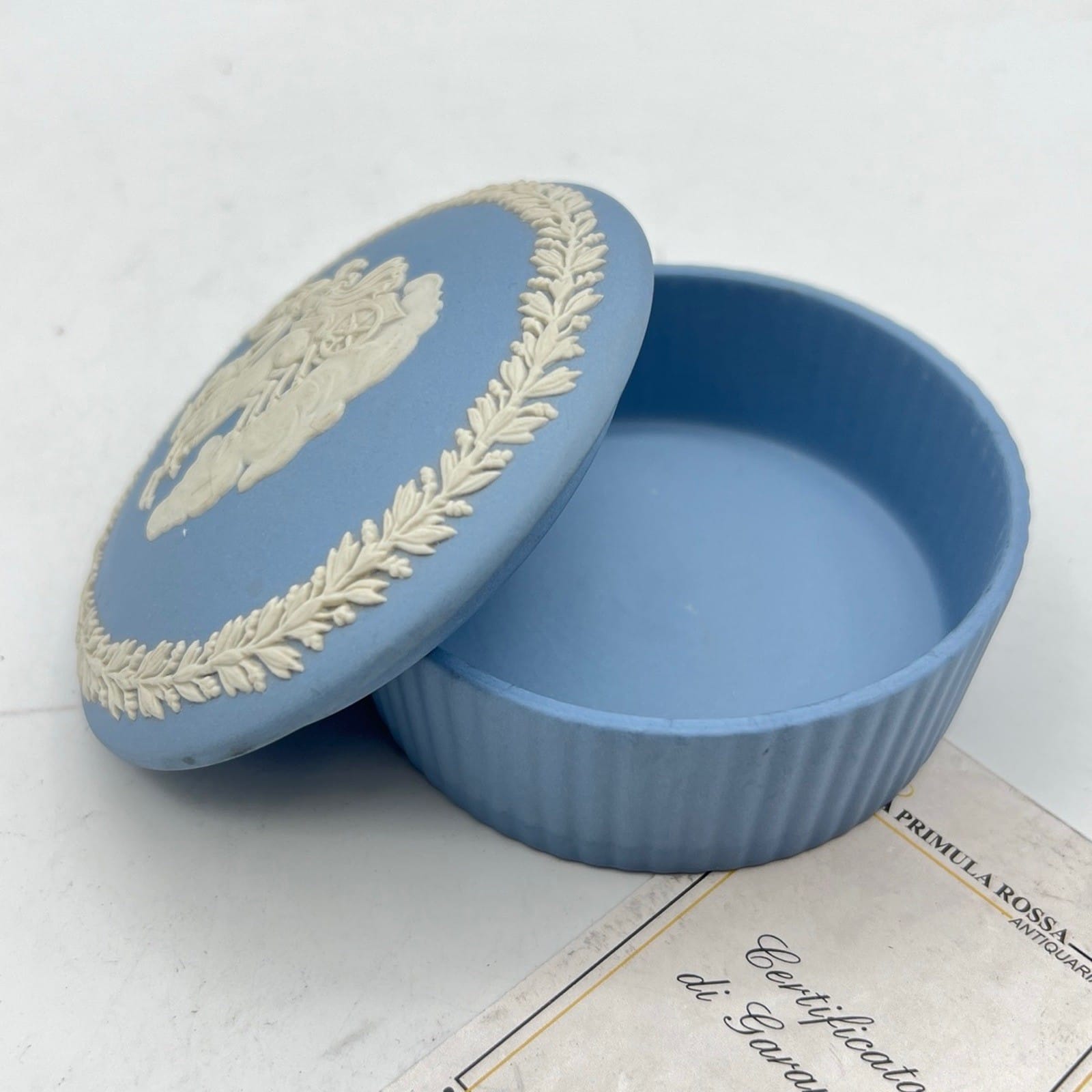 Scatola Portagioie rotonda in porcellana scatolina Wedgwood Celeste Vintage '70 Categoria  Vasi e Portafiori