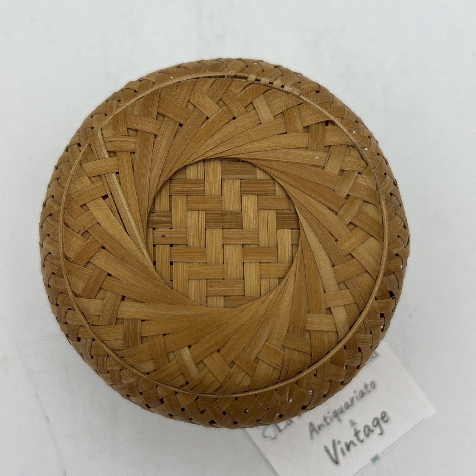 Scatolina in vimini porta cucito accessori misti da sarta vintage anni '60 Categoria  Attrezzi e Strumenti