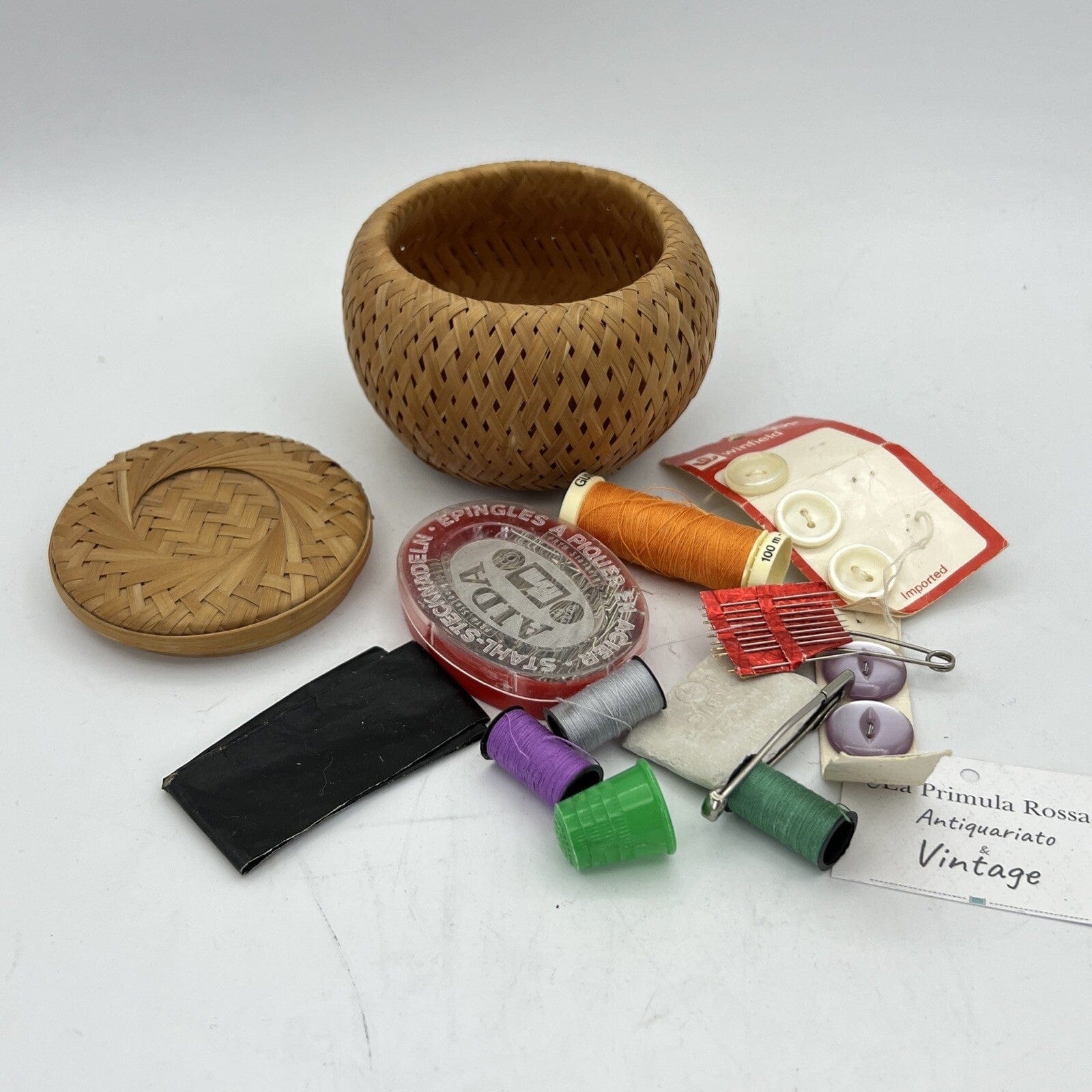 Scatolina in vimini porta cucito accessori misti da sarta vintage anni '60 Categoria  Attrezzi e Strumenti