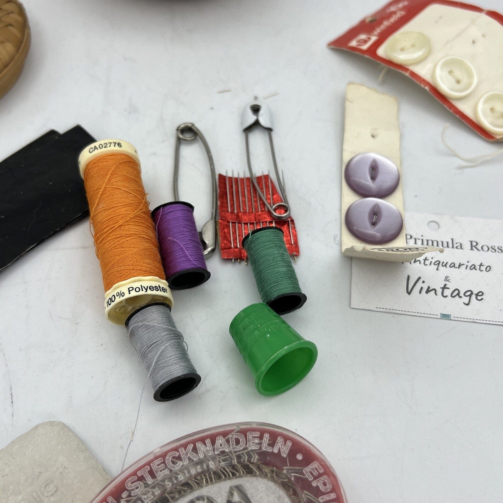 Scatolina in vimini porta cucito accessori misti da sarta vintage anni '60 Categoria  Attrezzi e Strumenti