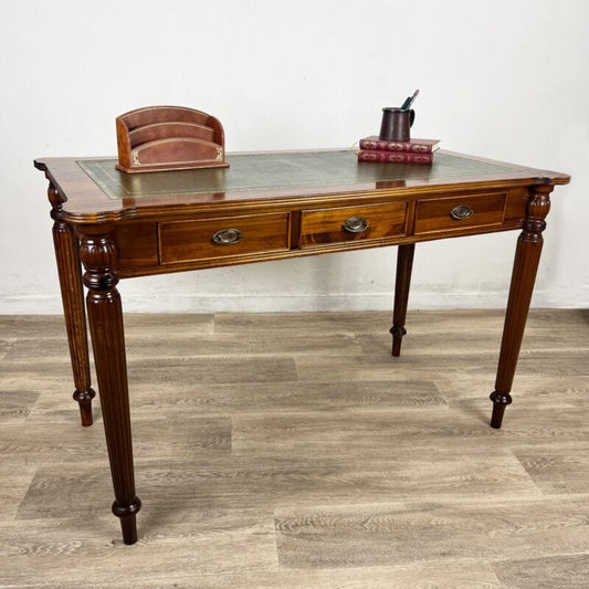 Scrivania scrittoio Tavolo in stile antico 800 legno con piano in pelle Verde Categoria  Arredamento