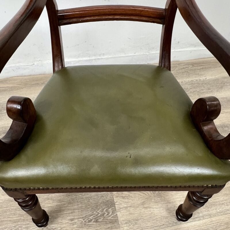 Sedia antica da scrivania inglese 800 stile Regency in pelle verde con braccioli Categoria  Arredamento