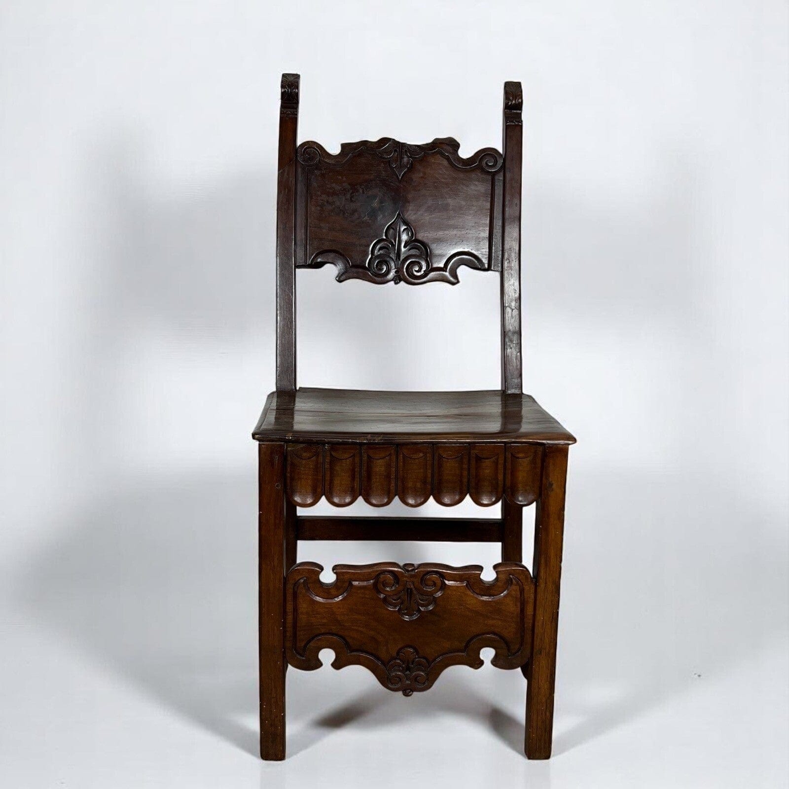 Sedia Antica In legno di  Noce Epoca '800 Veneta Intagliata stile Rinascimento Categoria  Sedie