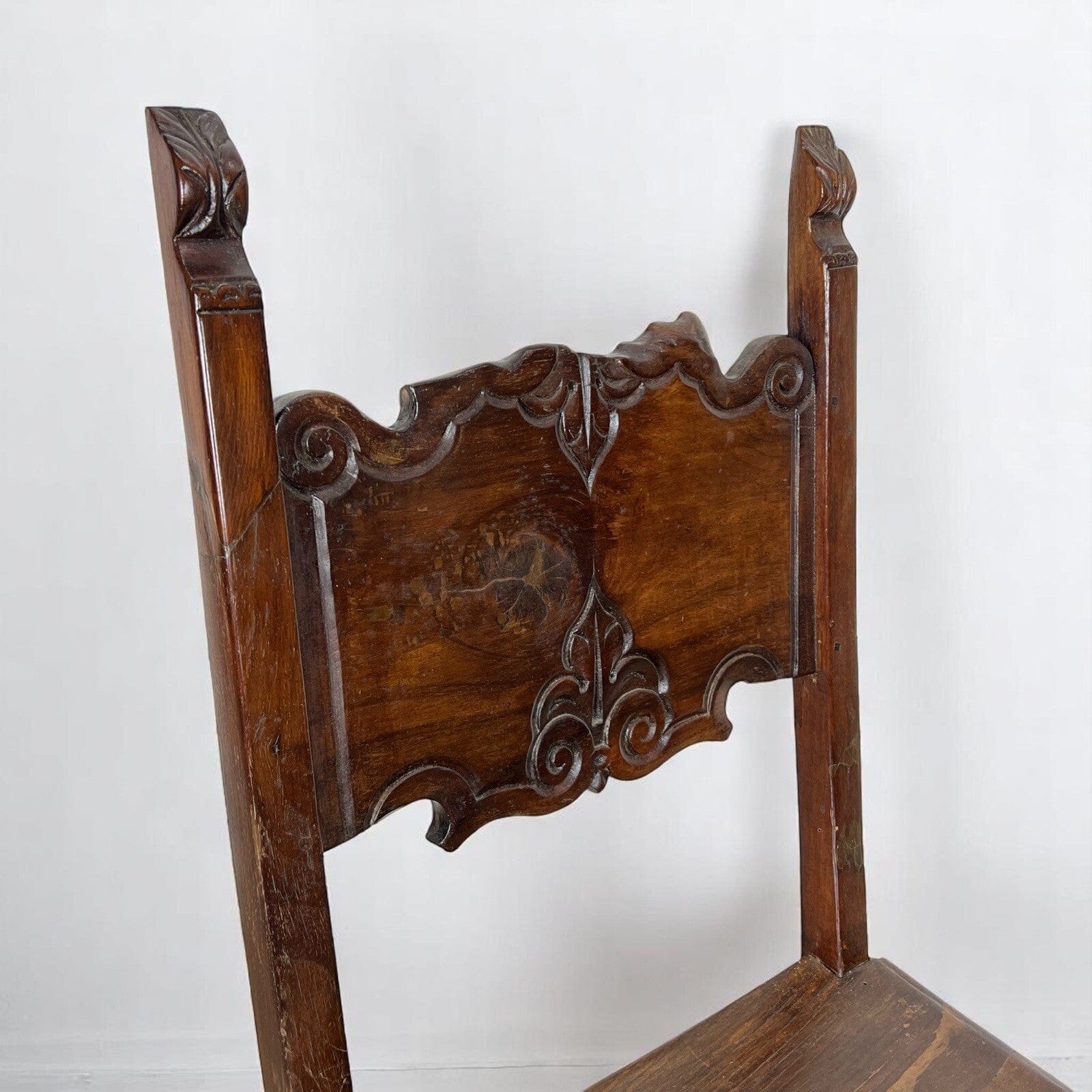Sedia Antica In legno di  Noce Epoca '800 Veneta Intagliata stile Rinascimento Categoria  Sedie