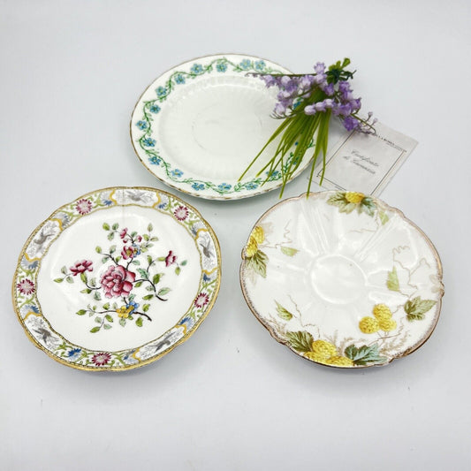 Set 3 piattini per tazza da tè the antico Inglese in porcellana epoca 900 fiori Categoria  Piatti e Piattini