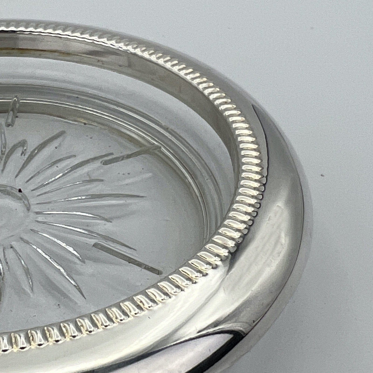 Set di quattro sottobicchieri vintage in vetro e silver plate posacenere antico Categoria  Sheffield & Argento