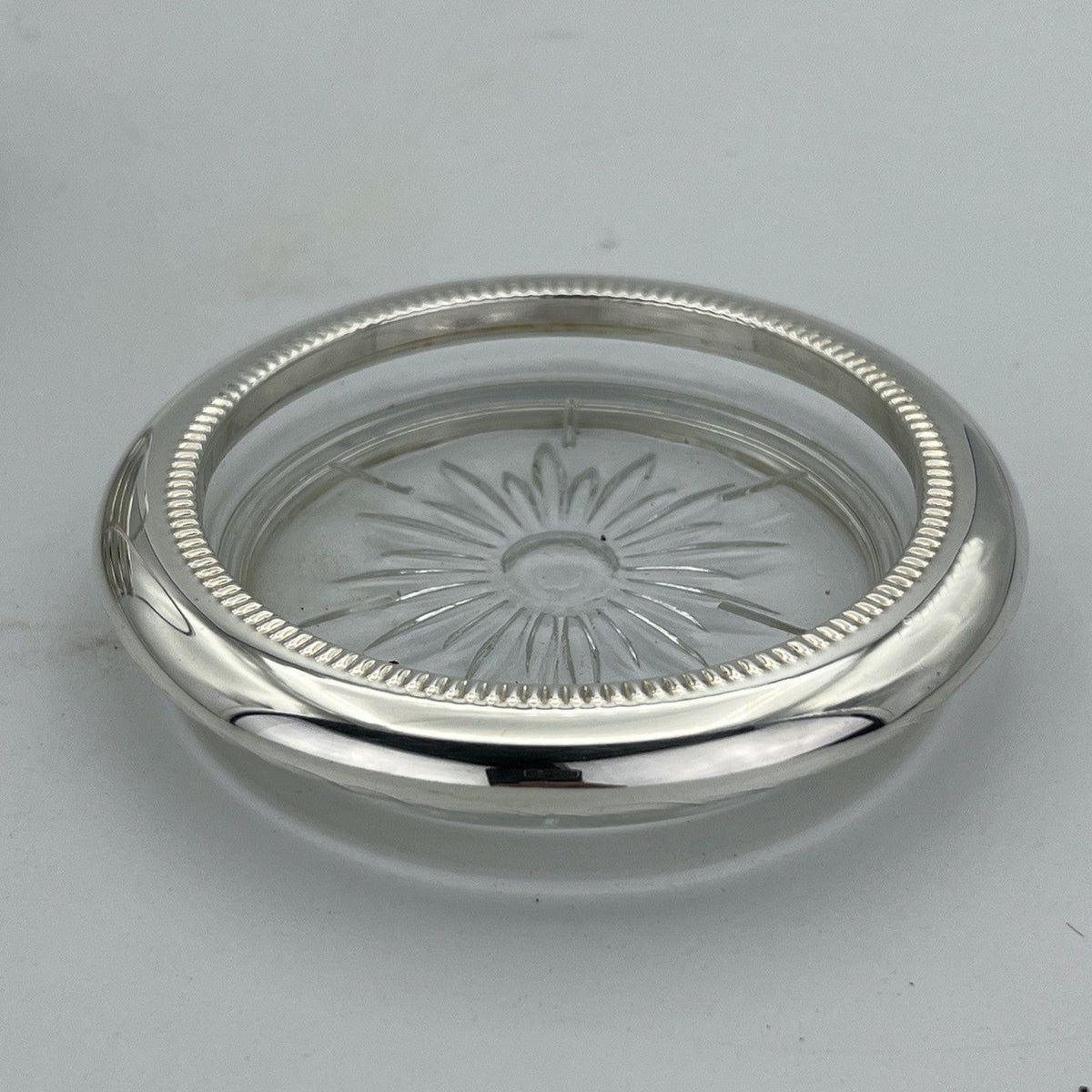 Set di quattro sottobicchieri vintage in vetro e silver plate posacenere antico Categoria  Sheffield & Argento