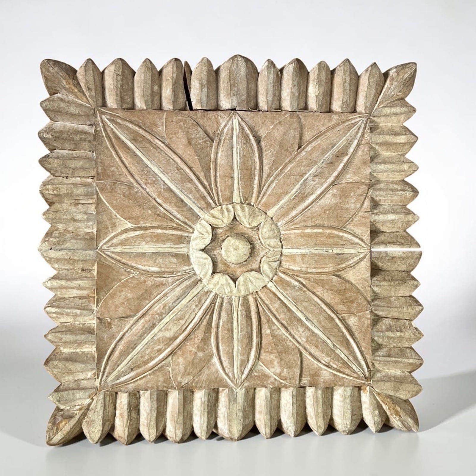 Sgabello poggiapiedi in legno intagliato scolpito pouf pouff vintage piedistallo Categoria  Sgabelli - Pouf - Poggiapiedi