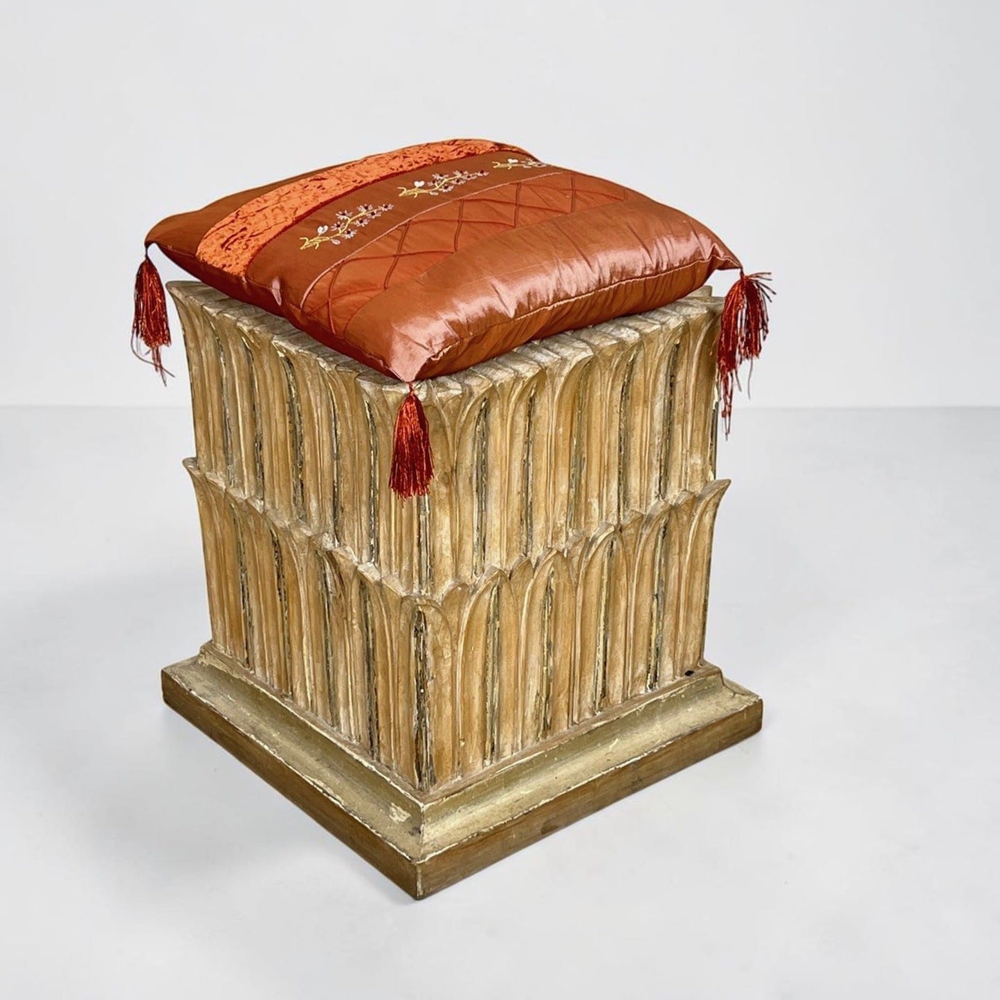 Sgabello poggiapiedi in legno intagliato scolpito pouf pouff vintage piedistallo Categoria  Sgabelli - Pouf - Poggiapiedi