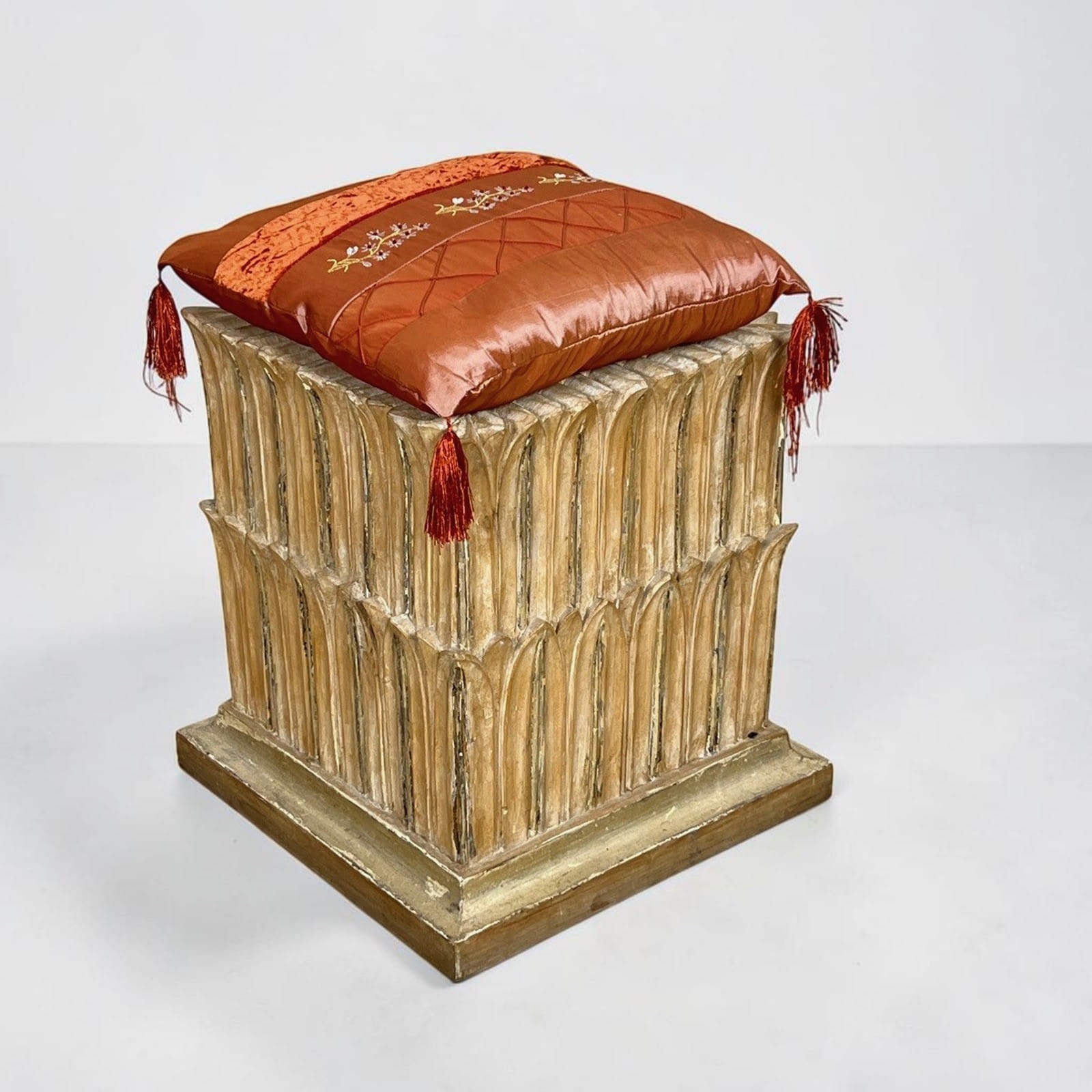 Sgabello poggiapiedi in legno intagliato scolpito pouf pouff vintage piedistallo Categoria  Sgabelli - Pouf - Poggiapiedi