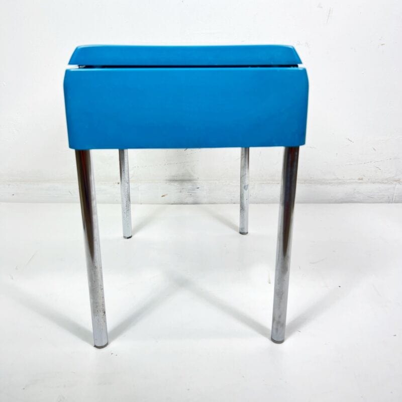 Sgabello Tavolino di Design Vintage anni 70 Modernariato Carrara & Matta Celeste Categoria  Sgabelli - Pouf - Poggiapiedi