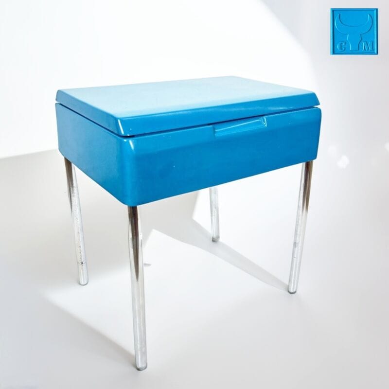 Sgabello Tavolino di Design Vintage anni 70 Modernariato Carrara & Matta Celeste Categoria  Sgabelli - Pouf - Poggiapiedi