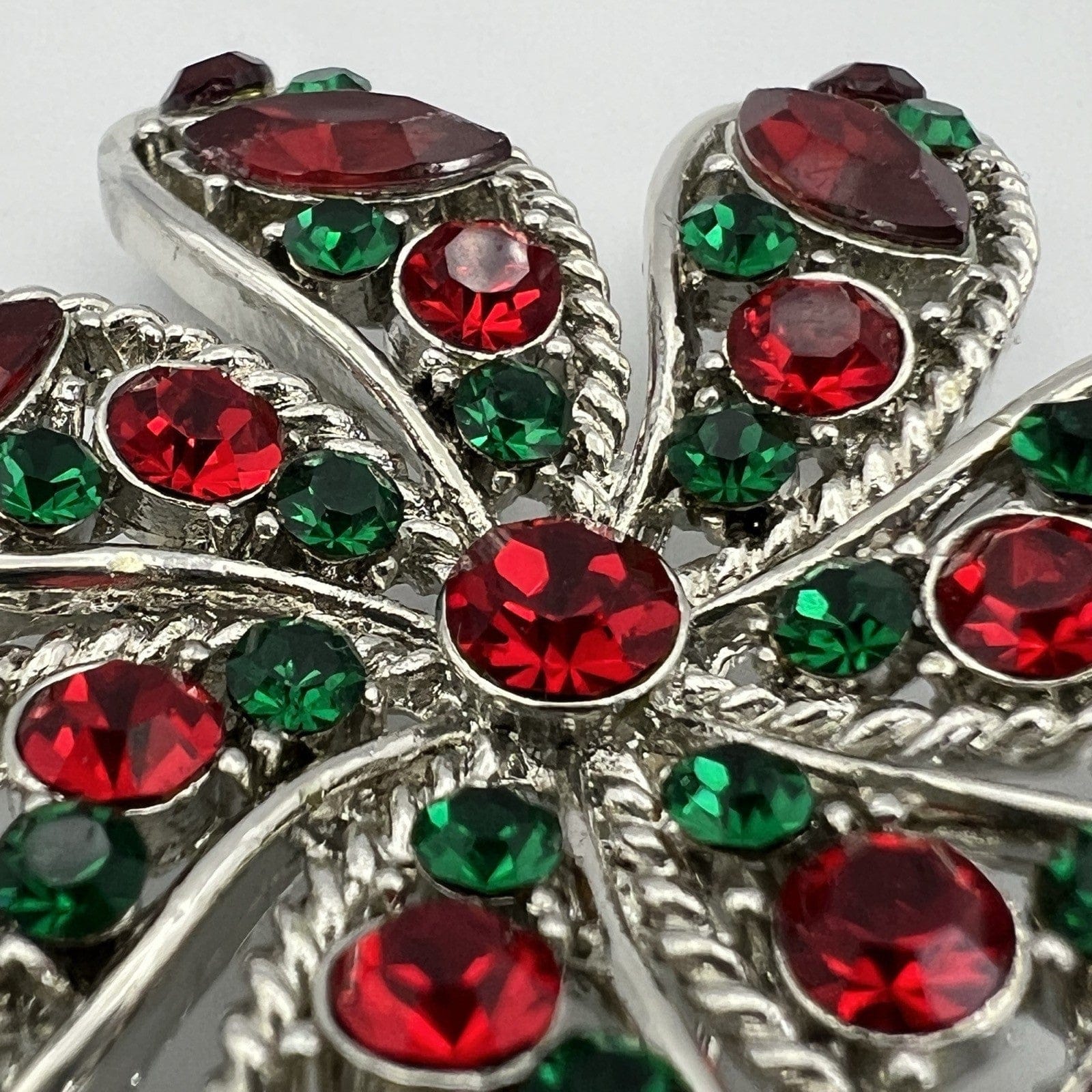 Spilla Elegante inglese Vintage da donna stile antica Gioiello Fiore Rosso Verde Categoria  Bigiotteria & Accessori