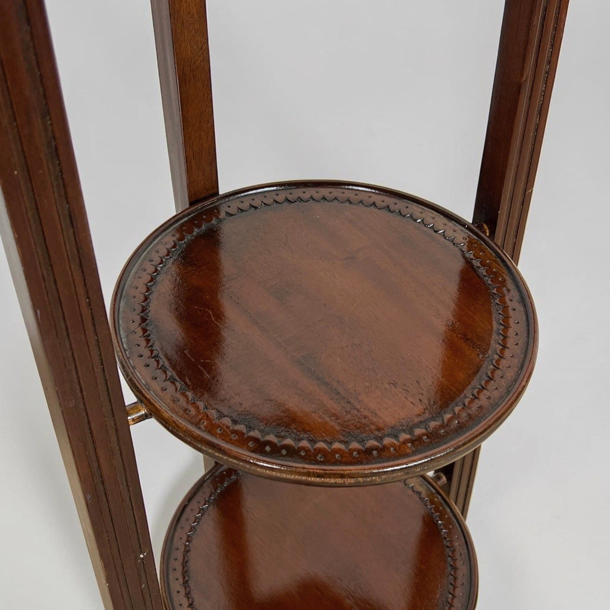 Tavolino antico a più ripiani in legno etagere pieghevole porta dolci cake stand Categoria  Tavoli - tavolinetti