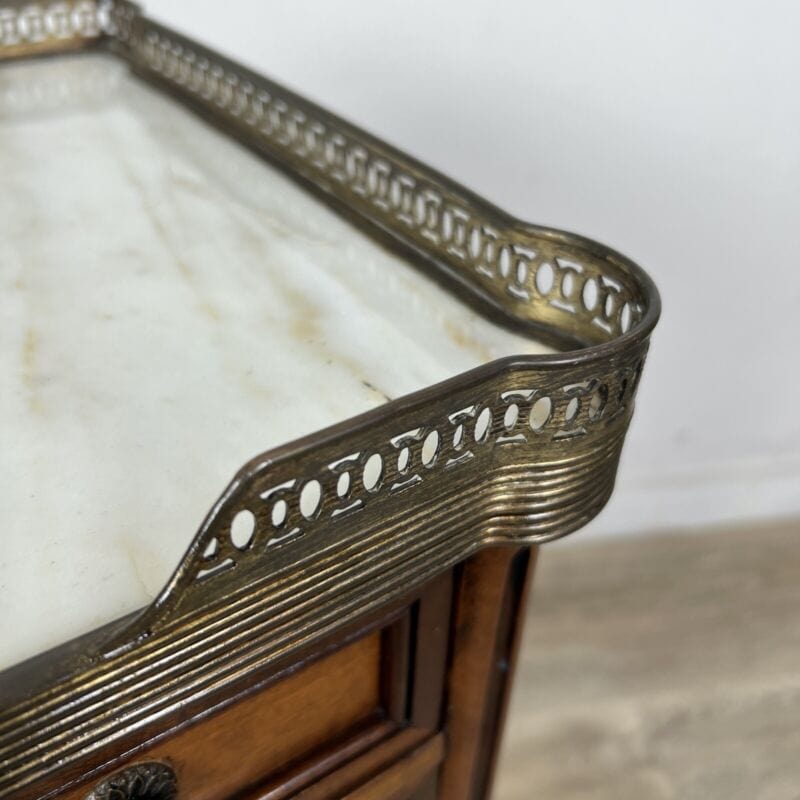 Tavolino Antico Comodino Mobiletto in legno epoca 900 Mobile con cassetti marmo Categoria  Comodini
