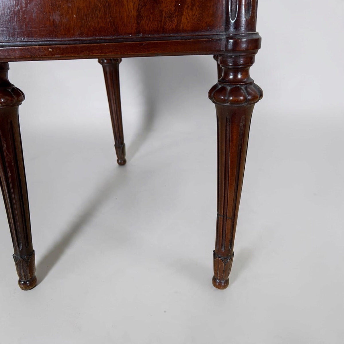 Tavolino Antico Comodino Mobiletto in legno epoca 900 Mobile con cassetto marmo Categoria  Comodini