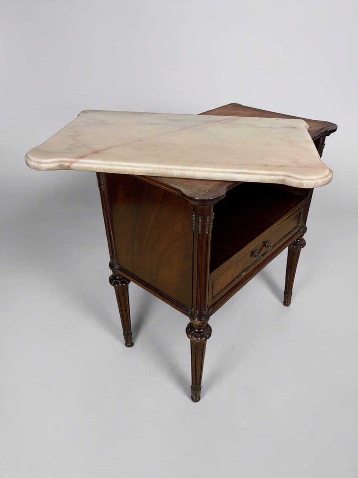 Tavolino Antico Comodino Mobiletto in legno epoca 900 Mobile con cassetto marmo Categoria  Comodini