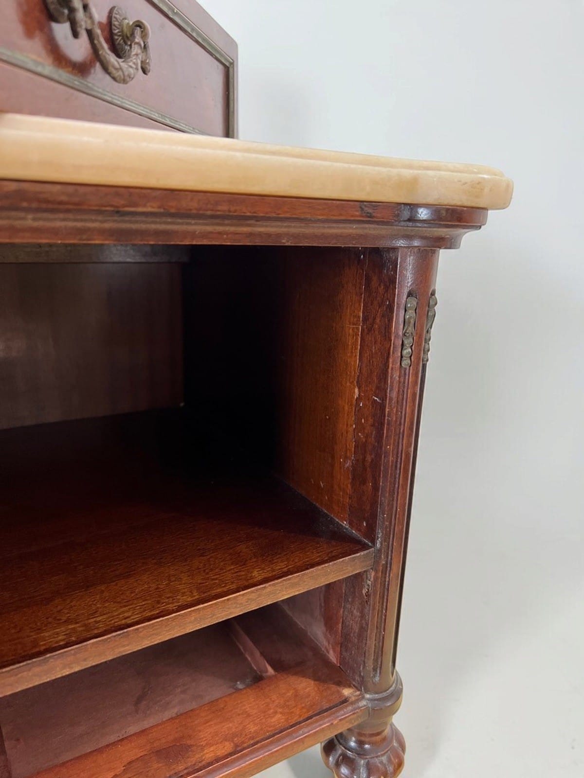 Tavolino Antico Comodino Mobiletto in legno epoca 900 Mobile con cassetto marmo Categoria  Comodini