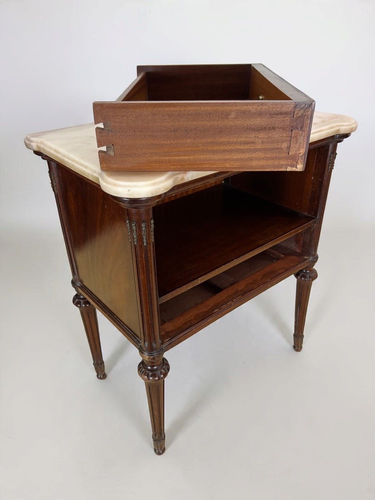 Tavolino Antico Comodino Mobiletto in legno epoca 900 Mobile con cassetto marmo Categoria  Comodini