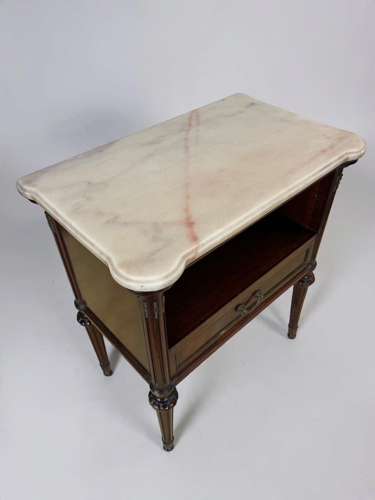 Tavolino Antico Comodino Mobiletto in legno epoca 900 Mobile con cassetto marmo Categoria  Comodini