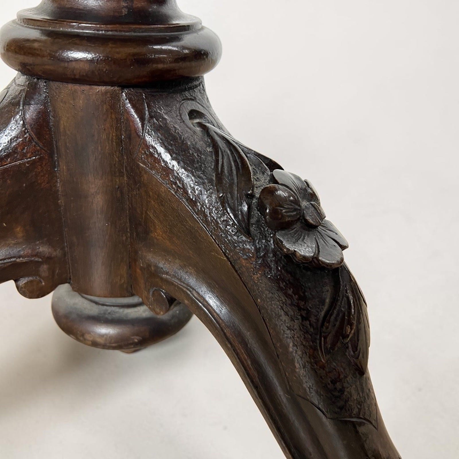 Tavolino antico rotondo tavolo in legno epoca '800 da per salotto porta telefono Categoria  Tavoli - tavolinetti
