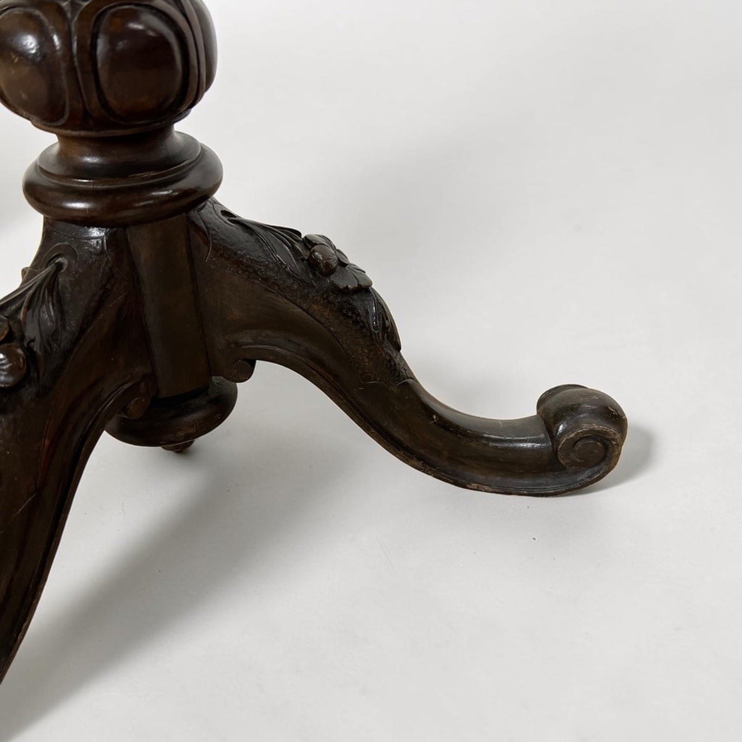 Tavolino antico rotondo tavolo in legno epoca '800 da per salotto porta telefono Categoria  Tavoli - tavolinetti