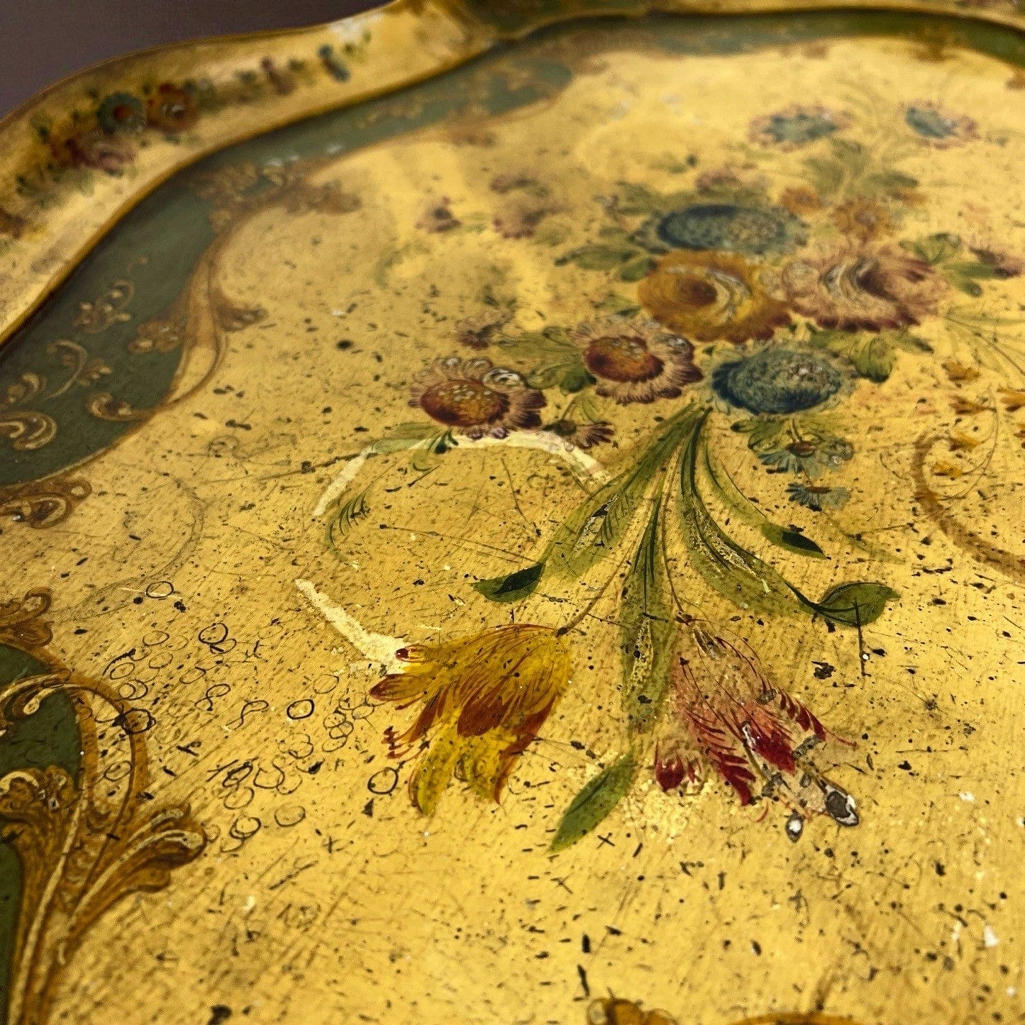 Tavolino basso con Vassoio laccato dipinto in stile veneziano mobile antico Categoria  Comò & Cassettiere