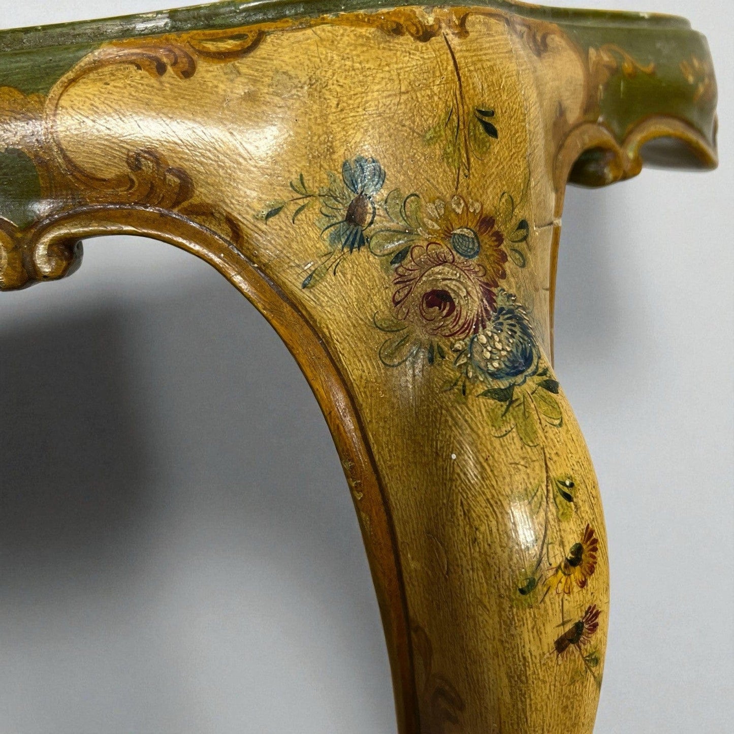 Tavolino basso con Vassoio laccato dipinto in stile veneziano mobile antico Categoria  Comò & Cassettiere