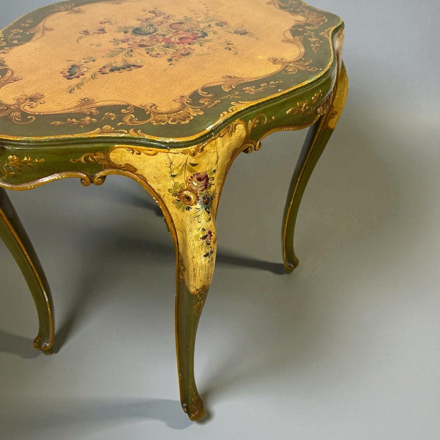 Tavolino basso con Vassoio laccato dipinto in stile veneziano mobile antico Categoria  Comò & Cassettiere