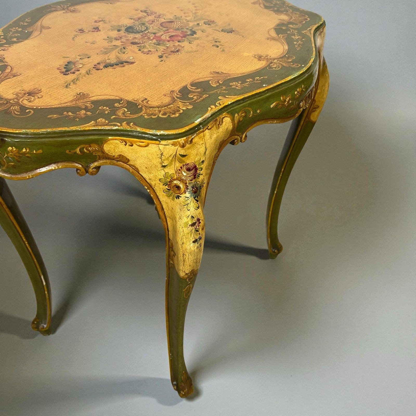 Tavolino basso con Vassoio laccato dipinto in stile veneziano mobile antico Categoria  Comò & Cassettiere