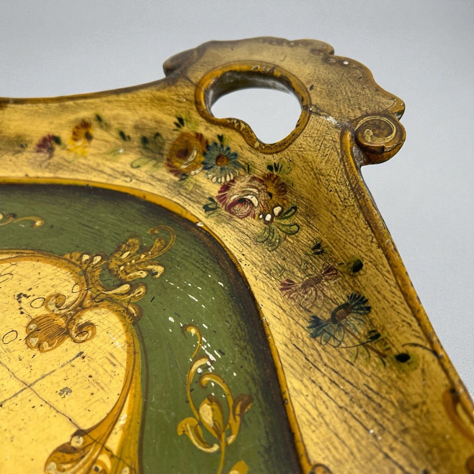 Tavolino basso con Vassoio laccato dipinto in stile veneziano mobile antico Categoria  Comò & Cassettiere