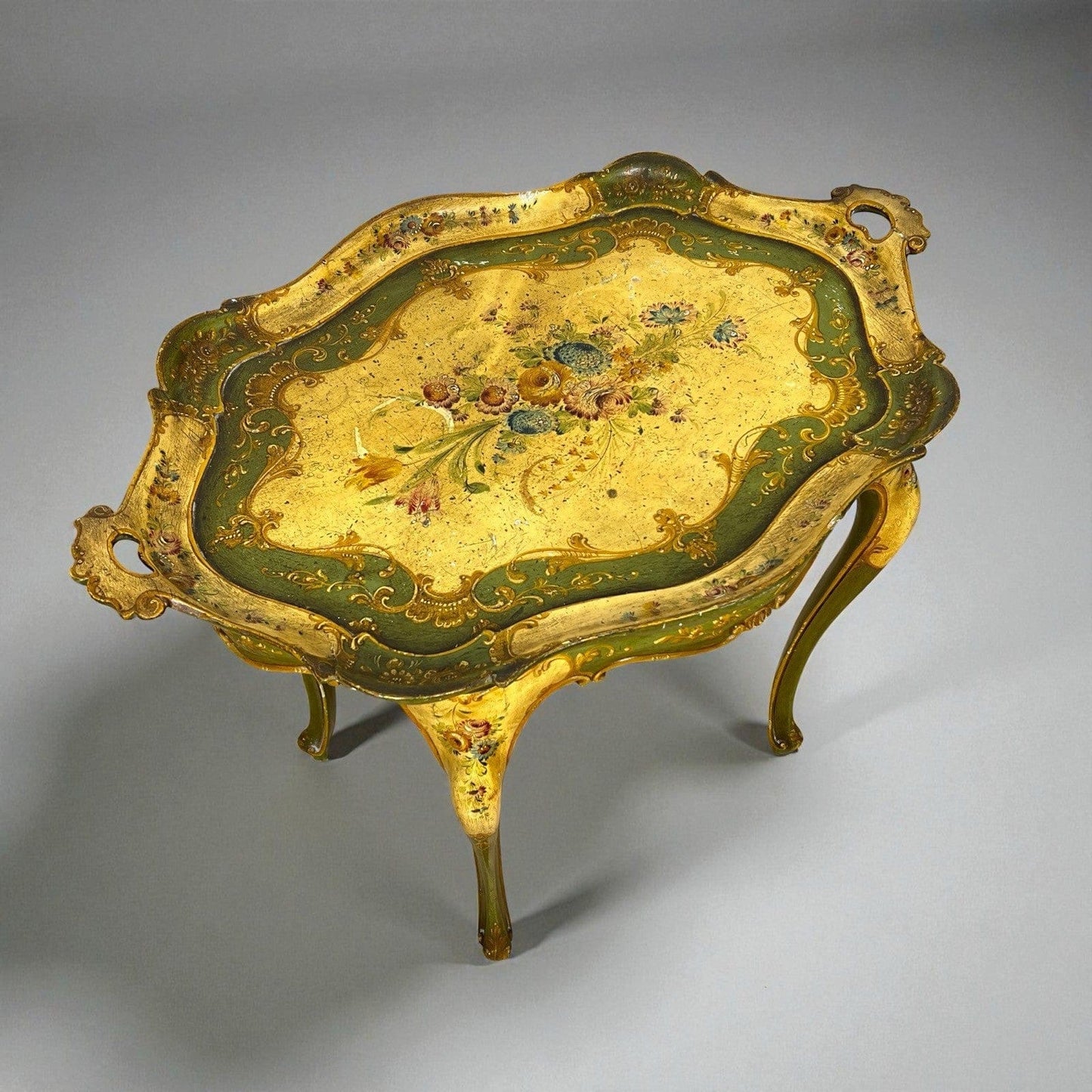 Tavolino basso con Vassoio laccato dipinto in stile veneziano mobile antico Categoria  Comò & Cassettiere