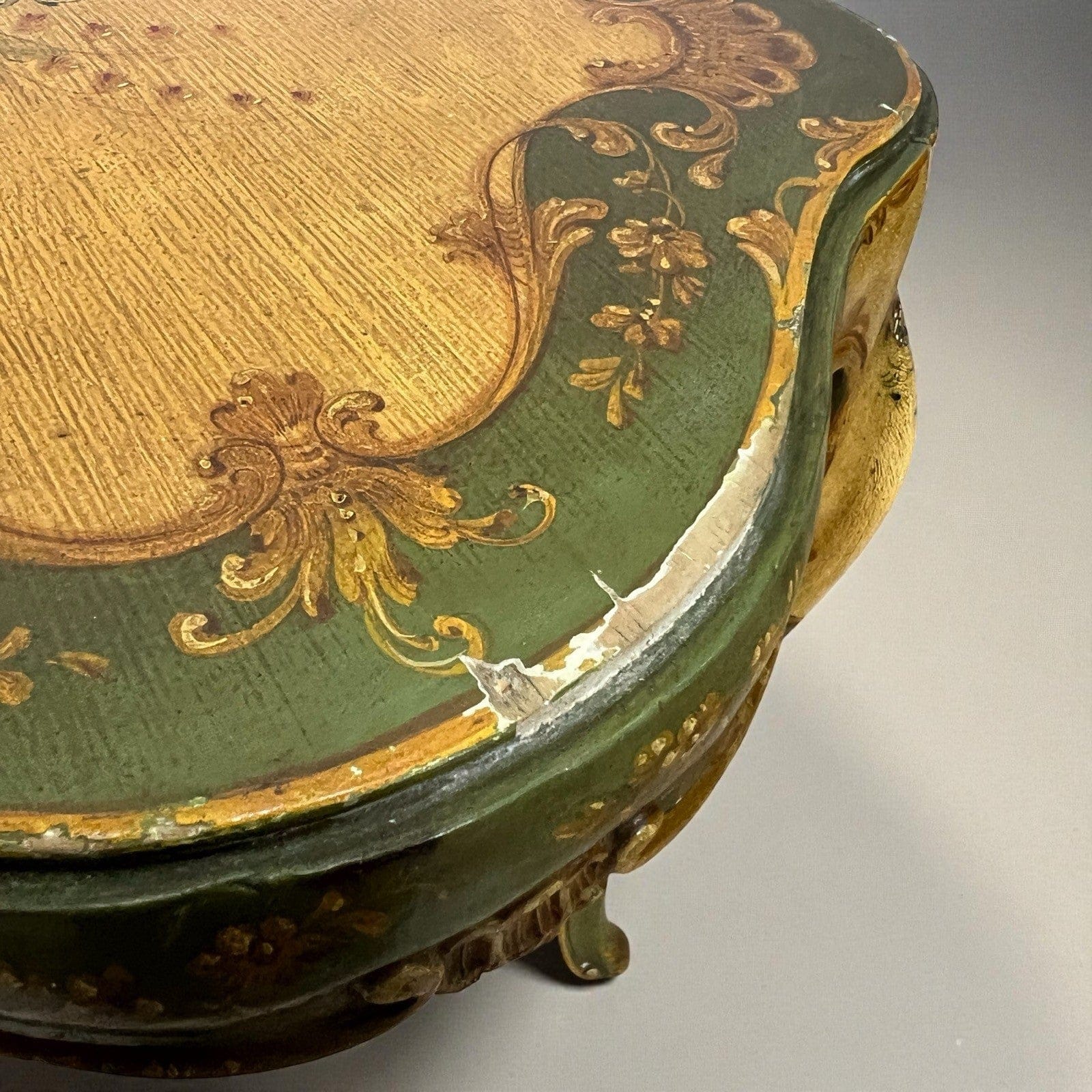 Tavolino basso con Vassoio laccato dipinto in stile veneziano mobile antico Categoria  Comò & Cassettiere