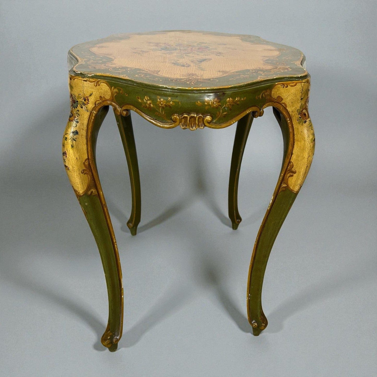 Tavolino basso con Vassoio laccato dipinto in stile veneziano mobile antico Categoria  Comò & Cassettiere