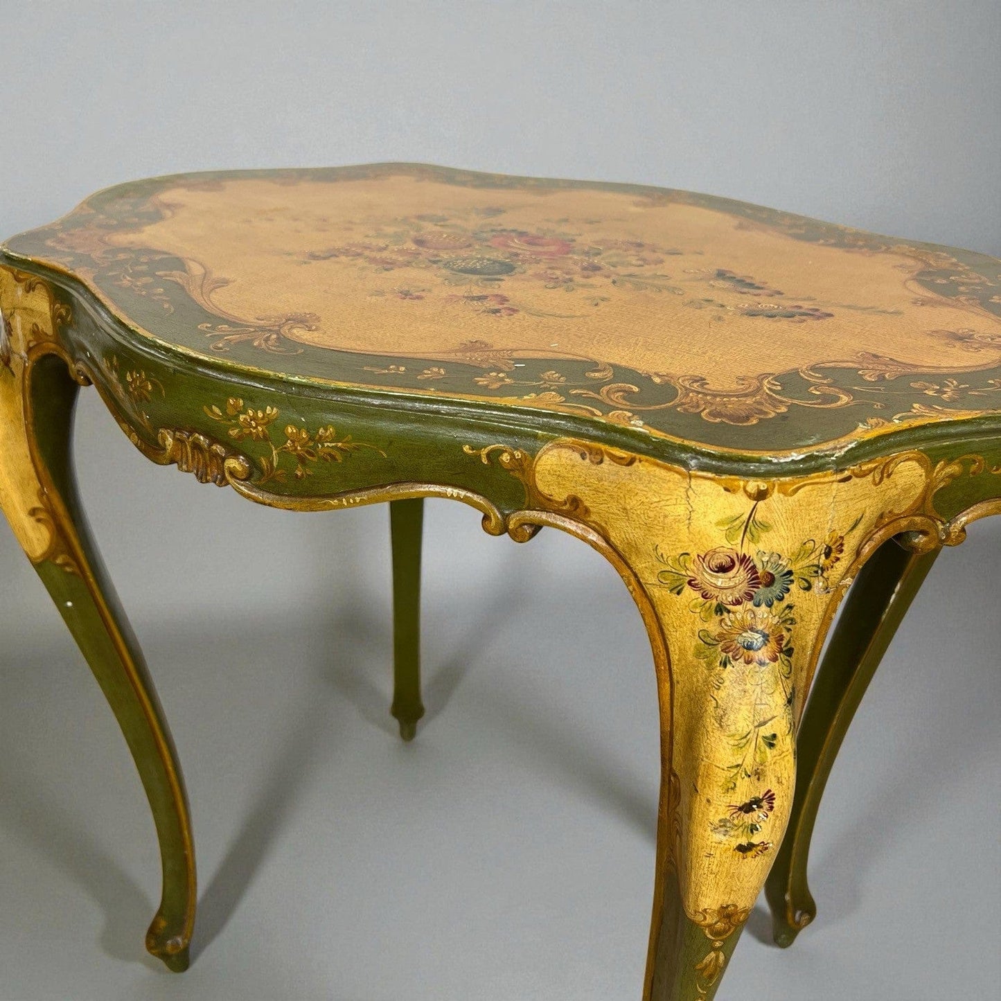 Tavolino basso con Vassoio laccato dipinto in stile veneziano mobile antico Categoria  Comò & Cassettiere