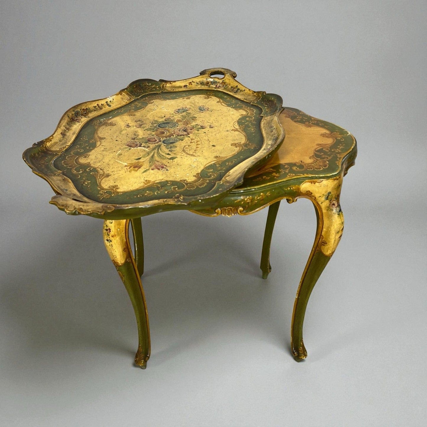 Tavolino basso con Vassoio laccato dipinto in stile veneziano mobile antico Categoria  Comò & Cassettiere