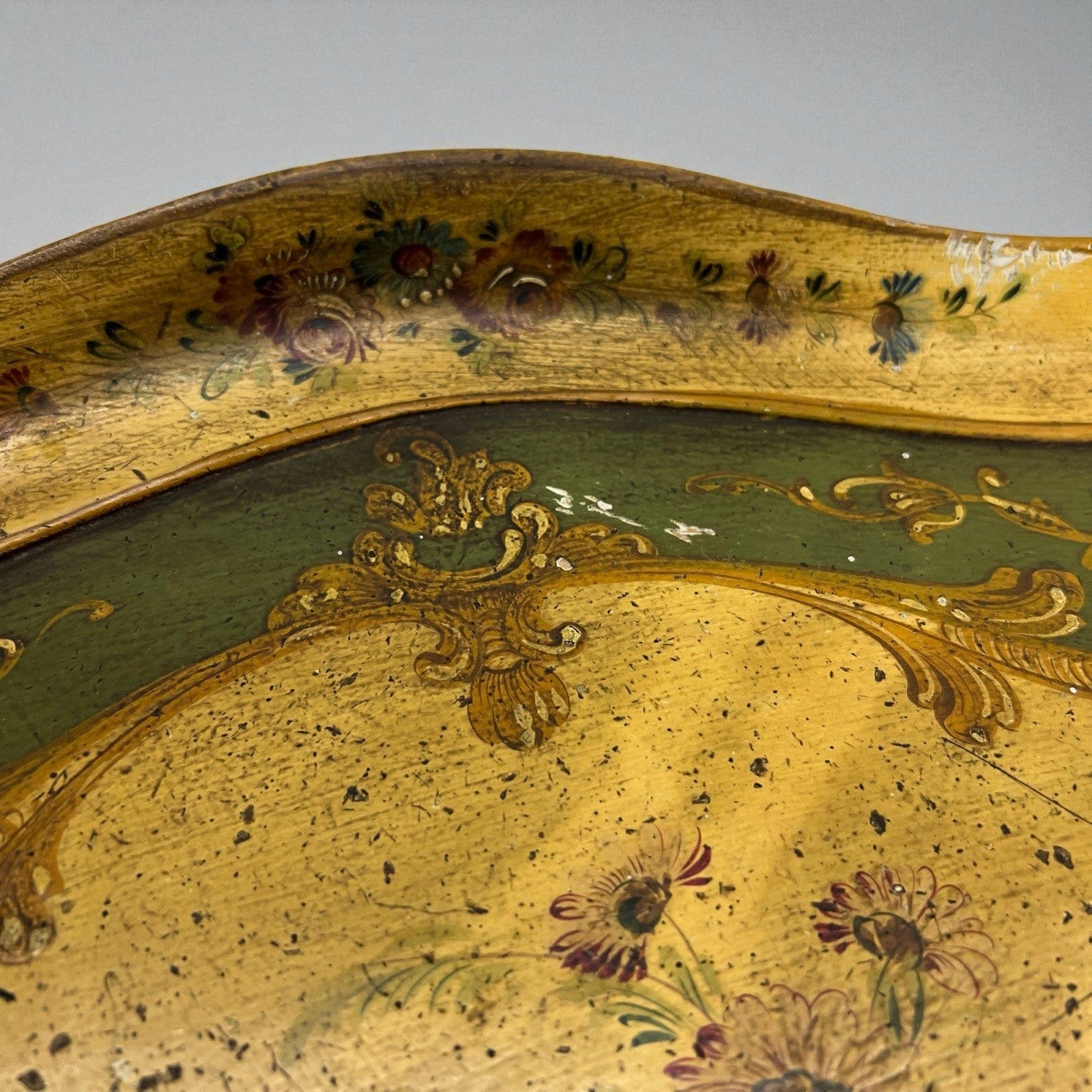 Tavolino basso con Vassoio laccato dipinto in stile veneziano mobile antico Categoria  Comò & Cassettiere