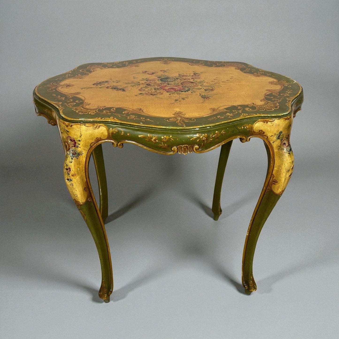 Tavolino basso con Vassoio laccato dipinto in stile veneziano mobile antico Categoria  Comò & Cassettiere