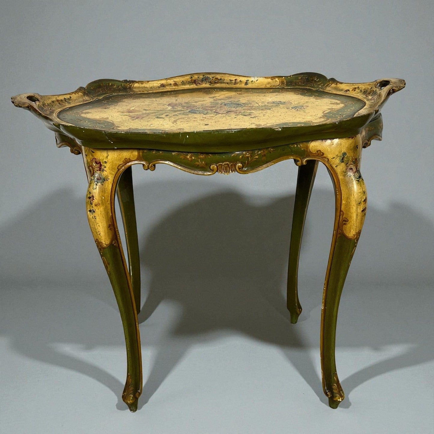 Tavolino basso con Vassoio laccato dipinto in stile veneziano mobile antico Categoria  Comò & Cassettiere