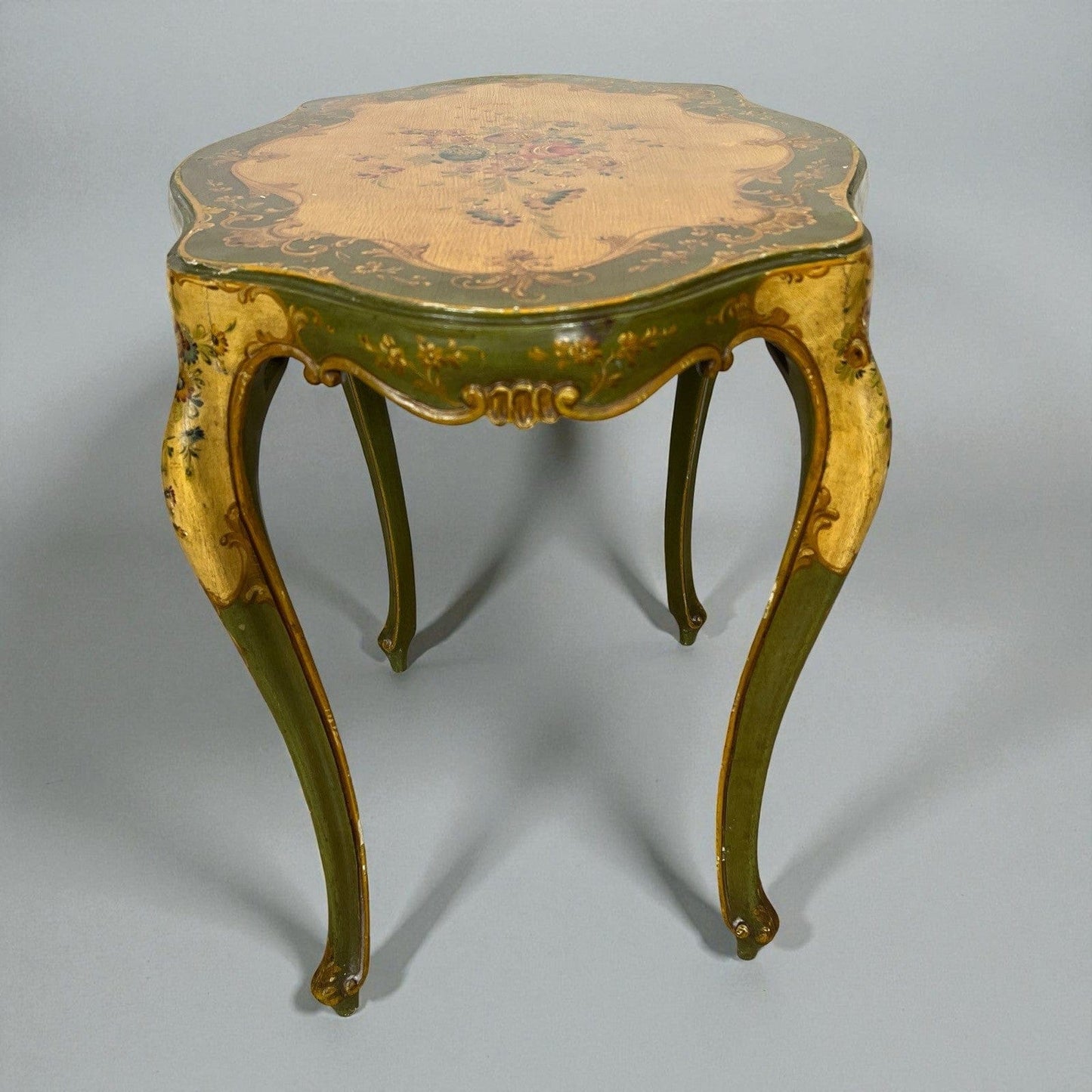 Tavolino basso con Vassoio laccato dipinto in stile veneziano mobile antico Categoria  Comò & Cassettiere