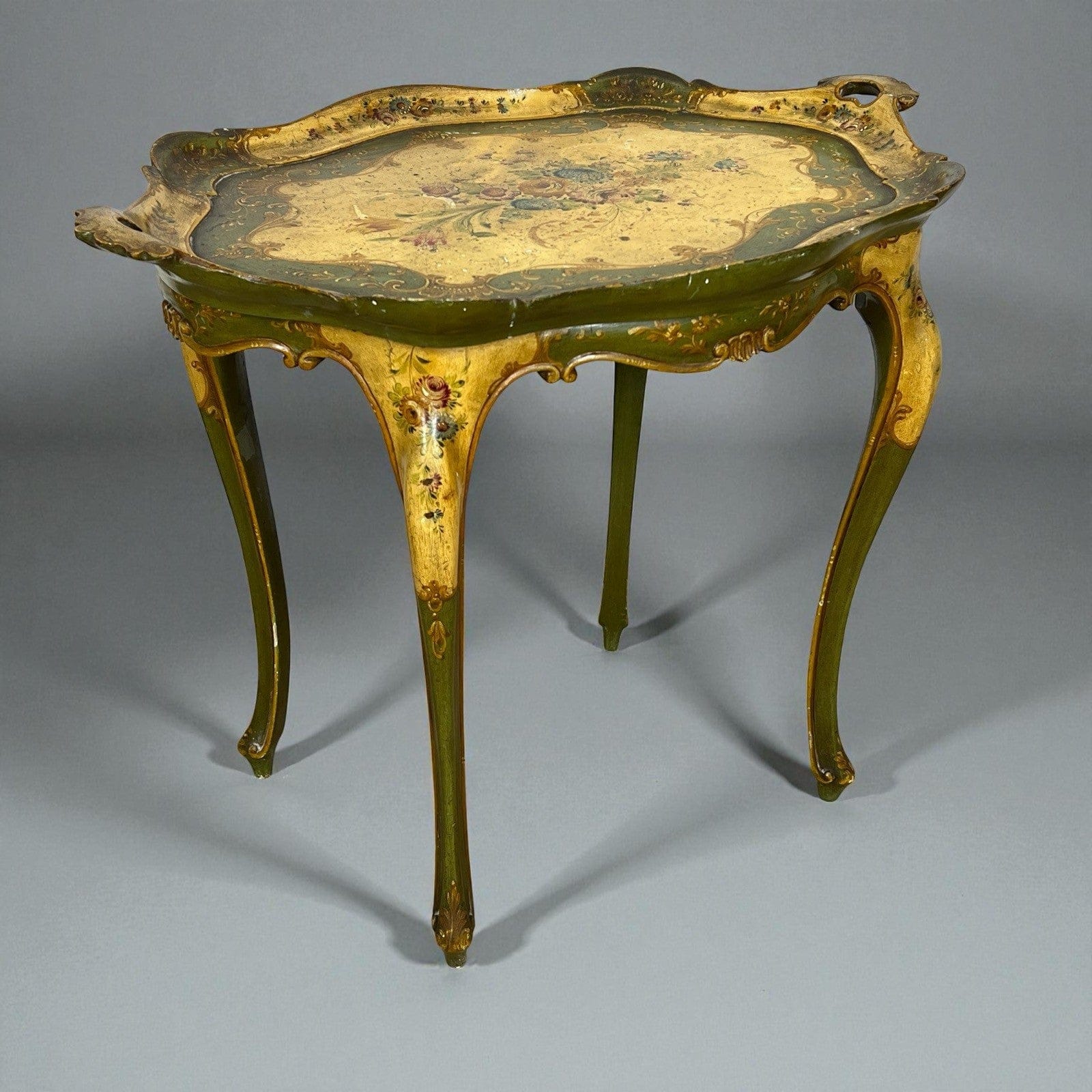 Tavolino basso con Vassoio laccato dipinto in stile veneziano mobile antico Categoria  Comò & Cassettiere