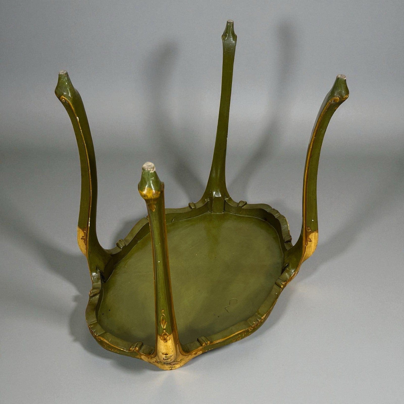 Tavolino basso con Vassoio laccato dipinto in stile veneziano mobile antico Categoria  Comò & Cassettiere