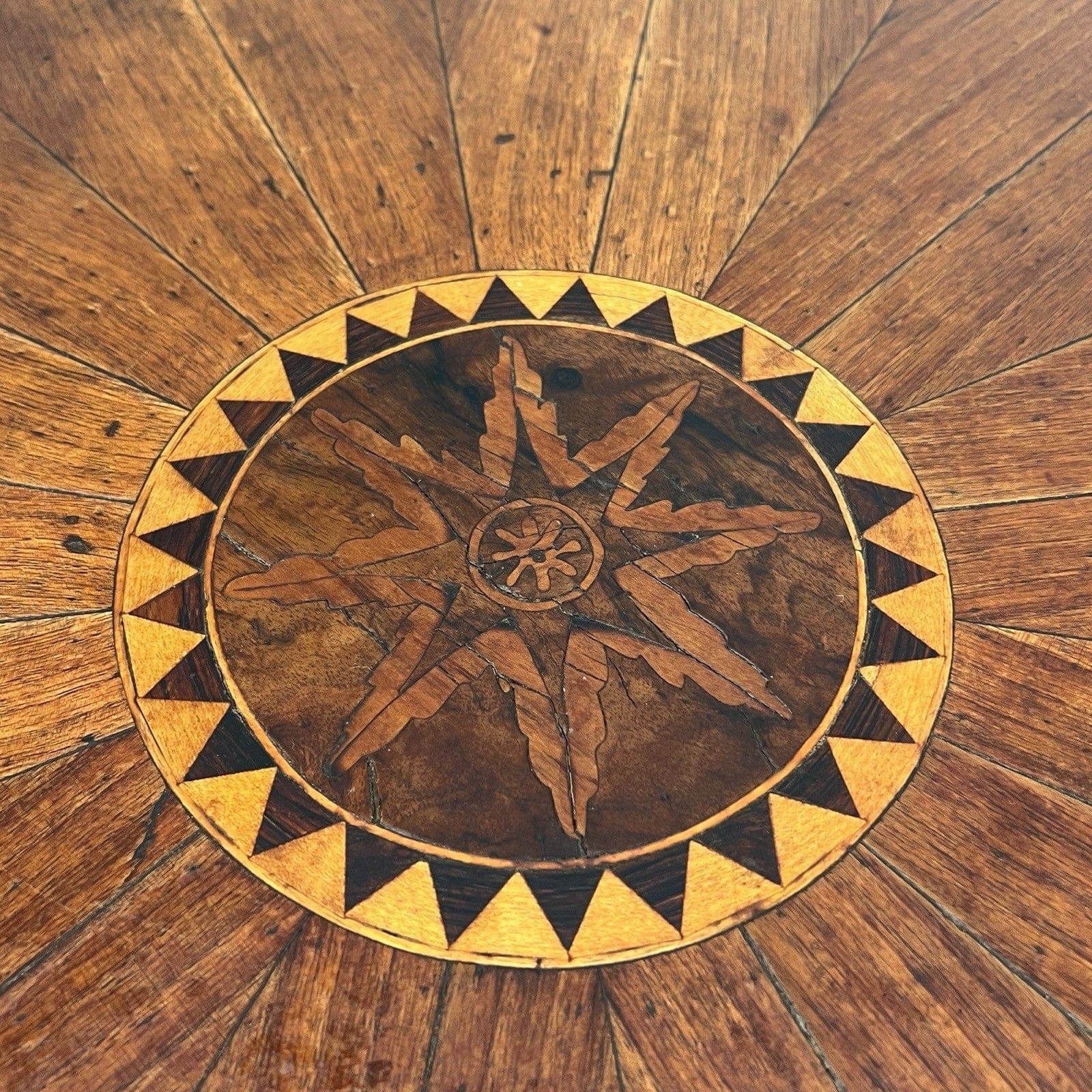 Tavolino rotondo antico tavolo basso da caffè  per salotto stile classico 900 Categoria  Comodini