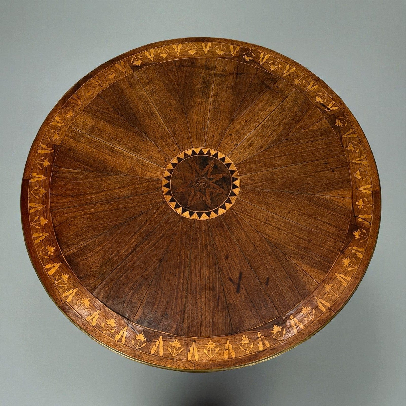 Tavolino rotondo antico tavolo basso da caffè  per salotto stile classico 900 Categoria  Comodini