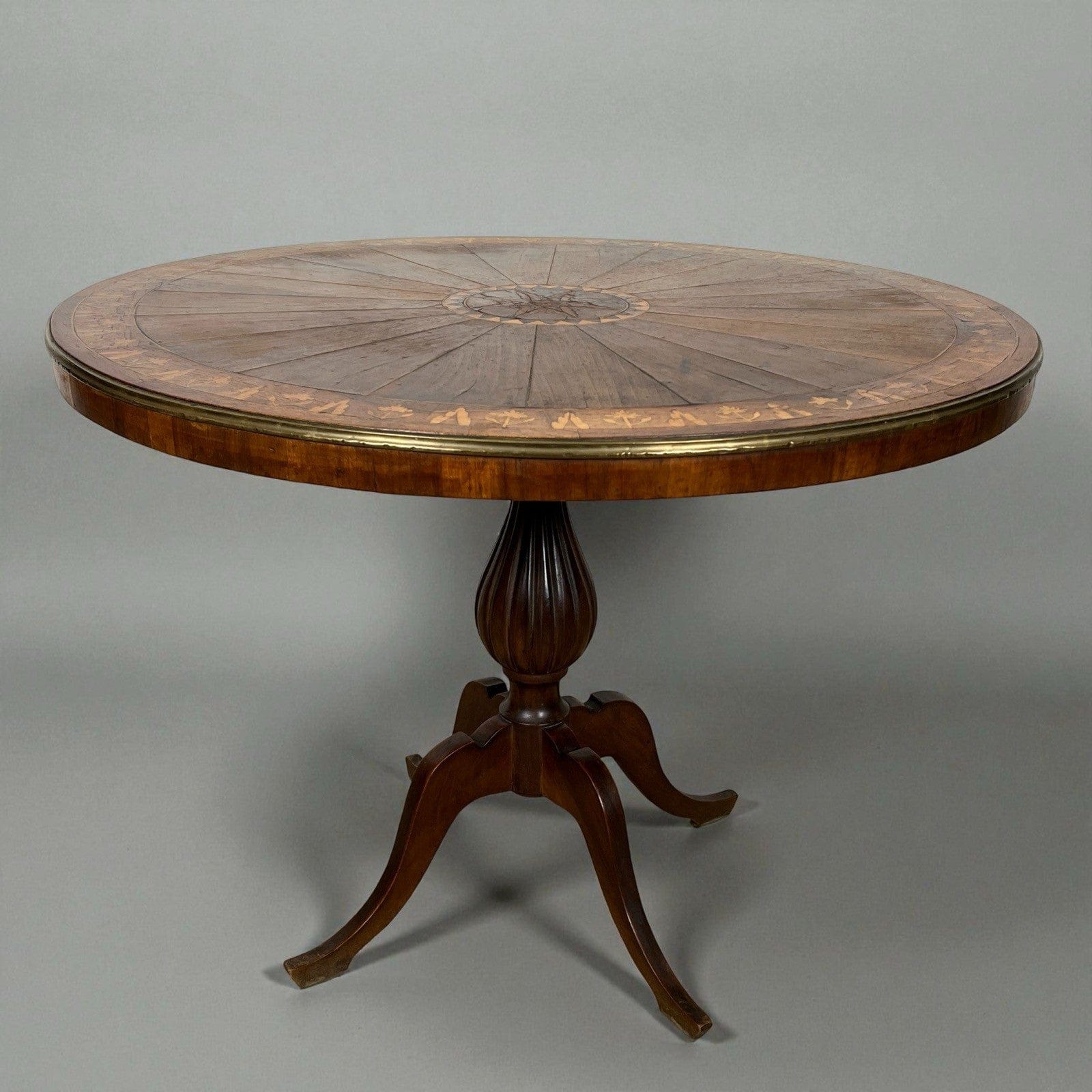 Tavolino rotondo antico tavolo basso da caffè  per salotto stile classico 900 Categoria  Comodini