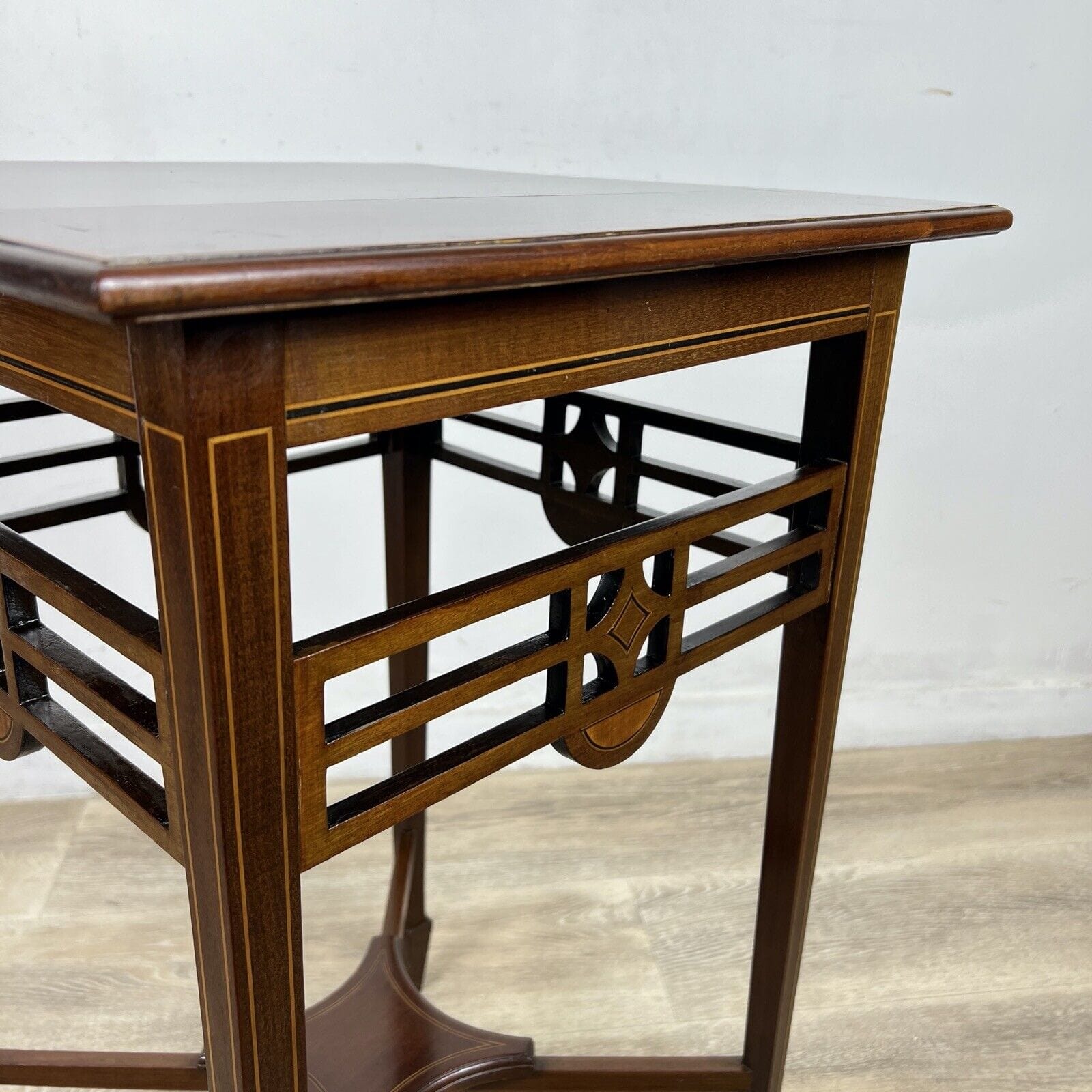 Tavolino tavolo antico da per salotto soggiorno in legno quadrato inglese  '900 Categoria  Tavoli - tavolinetti