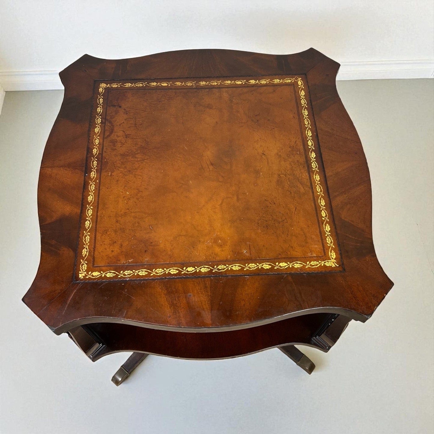 Tavolino tavolo basso antico da salotto con piano in pelle stile Regency vintage Categoria  Tavoli - tavolinetti