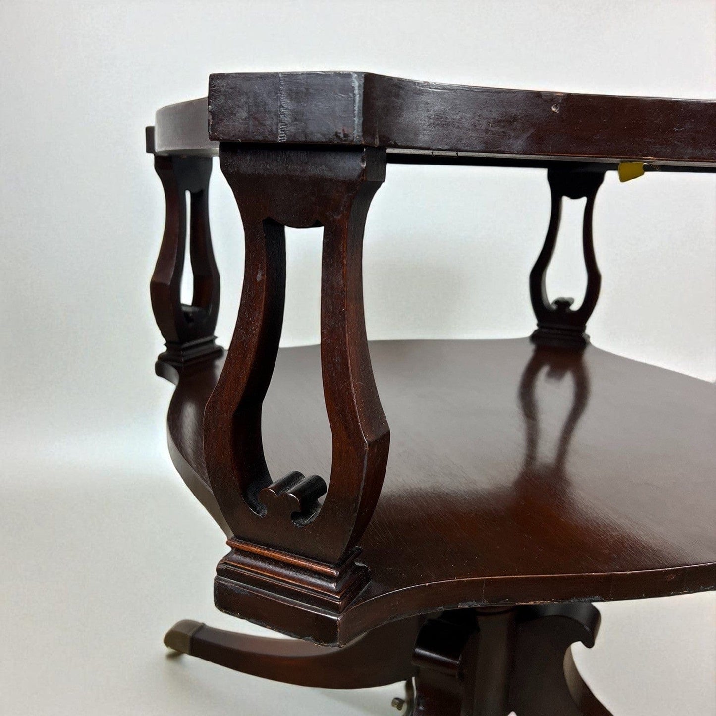 Tavolino tavolo basso antico da salotto con piano in pelle stile Regency vintage Categoria  Tavoli - tavolinetti